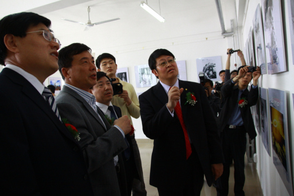 山东省人民政府外宣办主任王世农，山东省政协常委、原省高工委副书记宋焕新和吴思强教授在影展现场