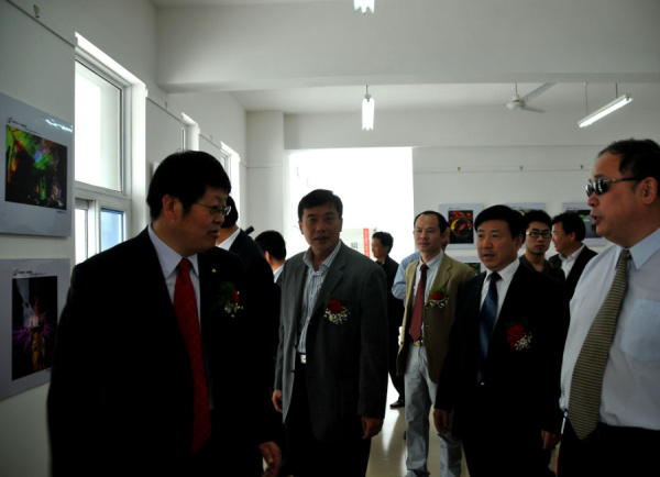 吴教授向山东省贸促会党组书记马啸、山东省政协常委、原省高工委副书记、省政府督学宋焕新、潍坊科技学院李院长