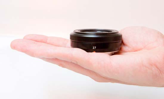 轻便XF口新镜 富士27mm F2.8实物图赏 组图 富士27mm F2.8头实物图赏-手持示意图
