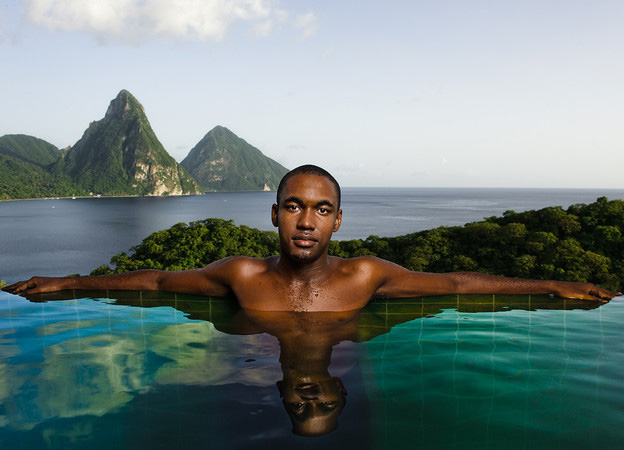 大岩钉附近泳池中的男子，玉山度假村，圣露西亚