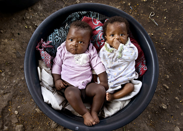 水桶中的婴儿，太子港，海地