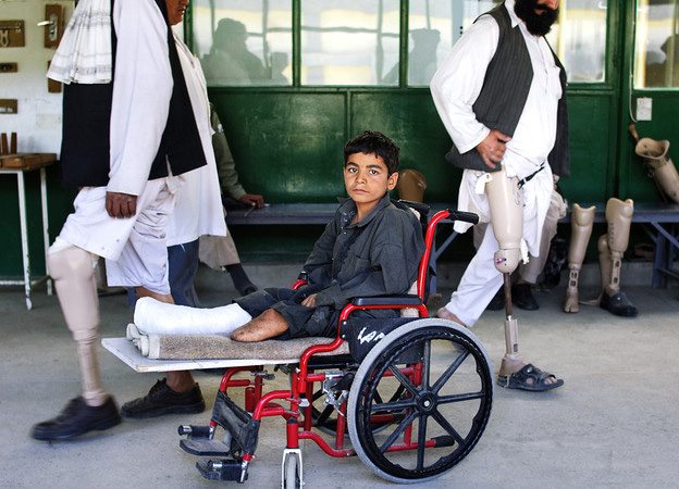 一名在红十字会康复中心等待治疗的小男孩，喀布尔，阿富汗，