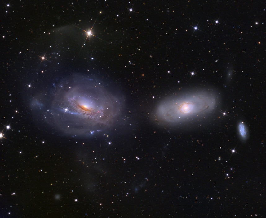 崩解中的星系NGC 3169 .