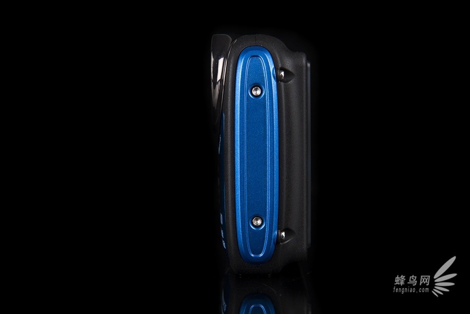 佳能PowerShot D30 侧面图