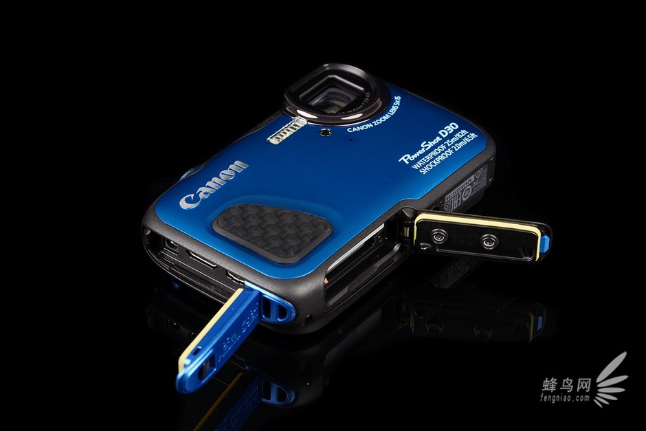 佳能PowerShot D30 端子盖与电池仓盖打开