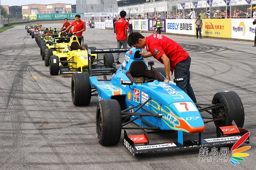 如何拍摄高速赛车 佳能小三元实拍小技巧 如何使用佳能小三元拍摄动感赛车