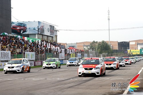 如何拍摄高速赛车 佳能小三元实拍小技巧 如何使用佳能小三元拍摄动感赛车