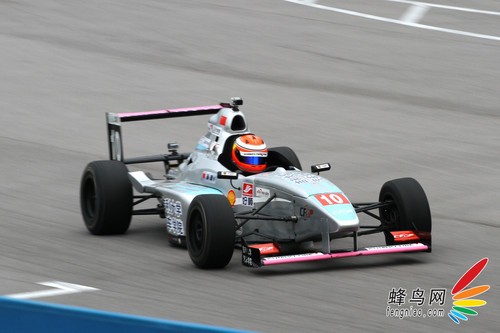 如何拍摄高速赛车 佳能小三元实拍小技巧 如何使用佳能小三元拍摄动感赛车
