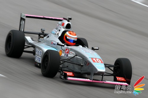 如何拍摄高速赛车 佳能小三元实拍小技巧 如何使用佳能小三元拍摄动感赛车