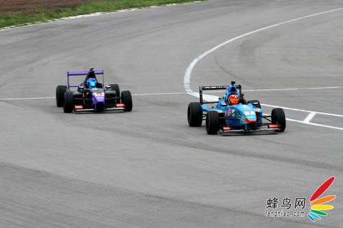 如何拍摄高速赛车 佳能小三元实拍小技巧 如何使用佳能小三元拍摄动感赛车