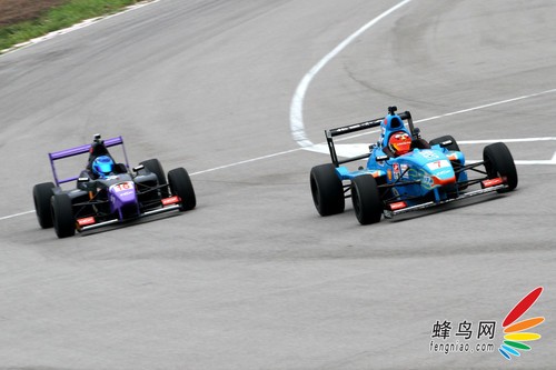 如何拍摄高速赛车 佳能小三元实拍小技巧 如何使用佳能小三元拍摄动感赛车