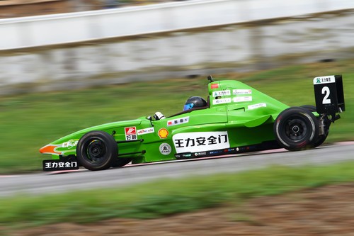 如何拍摄高速赛车 佳能小三元实拍小技巧 如何使用佳能小三元拍摄动感赛车