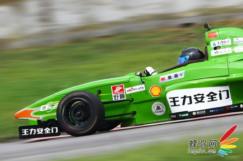 如何拍摄高速赛车 佳能小三元实拍小技巧 如何使用佳能小三元拍摄动感赛车