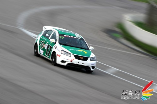 如何拍摄高速赛车 佳能小三元实拍小技巧 如何使用佳能小三元拍摄动感赛车