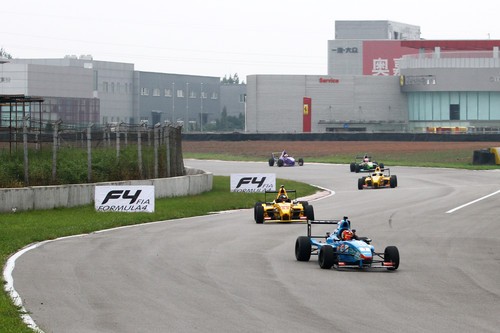 如何使用佳能小三元拍摄动感赛车