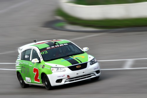 如何使用佳能小三元拍摄动感赛车