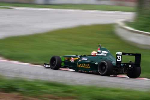 如何使用佳能小三元拍摄动感赛车