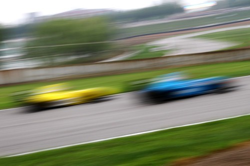 如何使用佳能小三元拍摄动感赛车