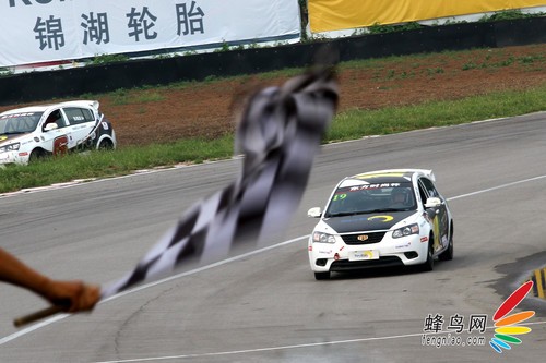 如何使用佳能小三元拍摄动感赛车