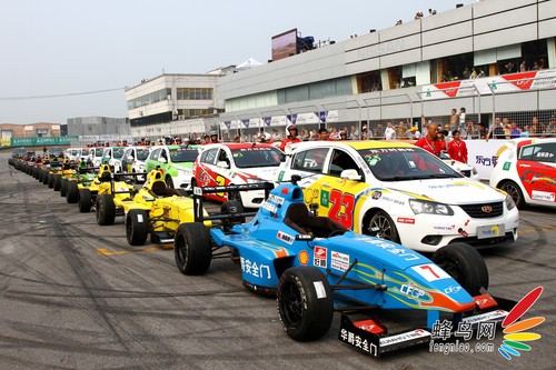 如何使用佳能小三元拍摄动感赛车