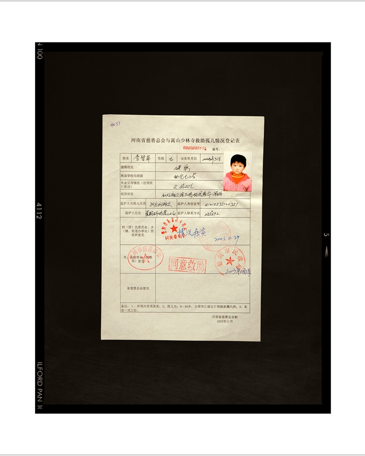 姜?。骸豆露蛋浮?/></a> </p>
<p>　　《孤儿档案》不是简单的影像艺术作品，它是一个有关个人命运的社会调查摄影项目，这个过程对我的影像态度和艺术观念将会产生重要的影响。 2004年开始的《孤儿档案》系列影像伴随着12位孤儿在不同的人生道路走过了整整十年。通过2009年和2014年的两次回访拍摄，留下了12组48幅影像，纪录和见证他们这段不同于常人的人生经历。</p>
<!--/enpcontent--><div width=