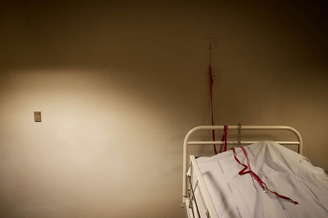 在这个“6 hour room”里，死者会在布下躺着6小时，医生会在此期间做进一步检查，以在医学上确定其死亡，例如不可逆转的呼吸与心跳停止之类。假如“死者”没有死去反而复苏，床边的这条红带可以让他召唤求救，虽然它在这里从来没有被使用过。.jpg