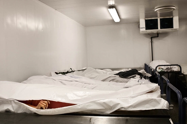 这位女士被发现死于家中，由于要确定死因、是否涉及罪案，所以其尸体将要被解剖检验。之后她会从新穿好衣服，放进棺木。 .jpg