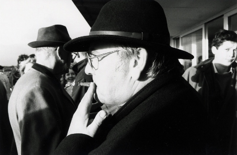 穿过泥土的公路、干涸的河床去冒险