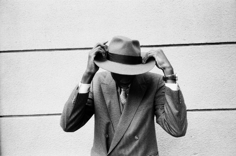 穿过泥土的公路、干涸的河床去冒险