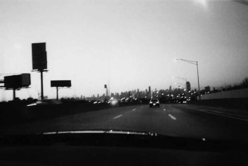 穿过泥土的公路、干涸的河床去冒险