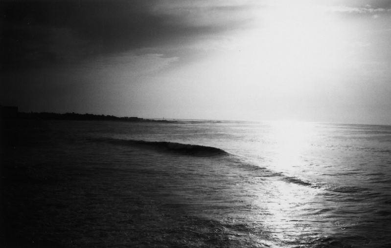 穿过泥土的公路、干涸的河床去冒险