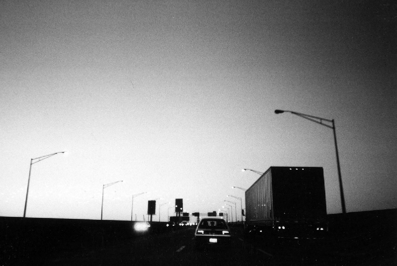 穿过泥土的公路、干涸的河床去冒险