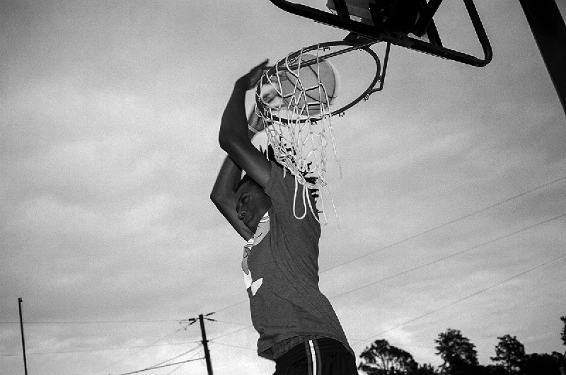 穿过泥土的公路、干涸的河床去冒险