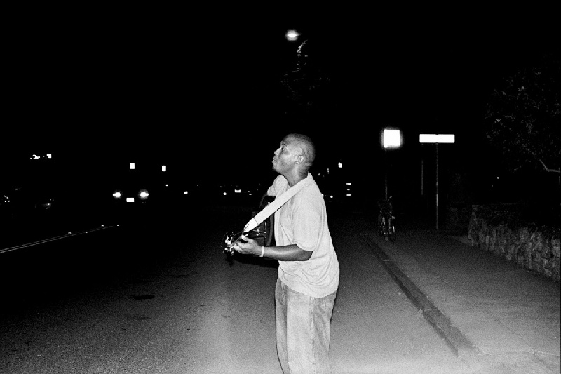 穿过泥土的公路、干涸的河床去冒险