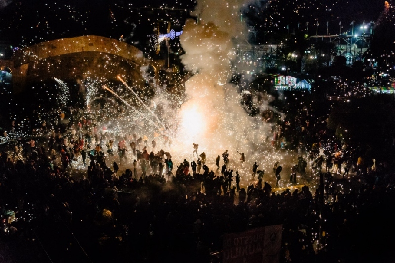 色彩斑斓，墨西哥烟火节
