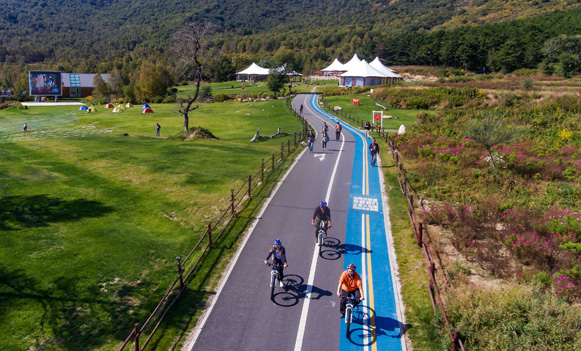 “喜迎党的十九大——航拍中国”活动第三站在海坨山举行 “喜迎党的十九大——航拍中国”活动第三站在海坨山举行