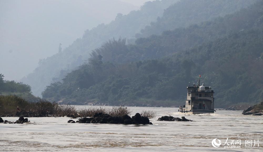 图3 联巡的湄公河航道由中国云南关累港到老缅泰3国河上交界处，航道蜿蜒，水流湍急，浅滩暗布。