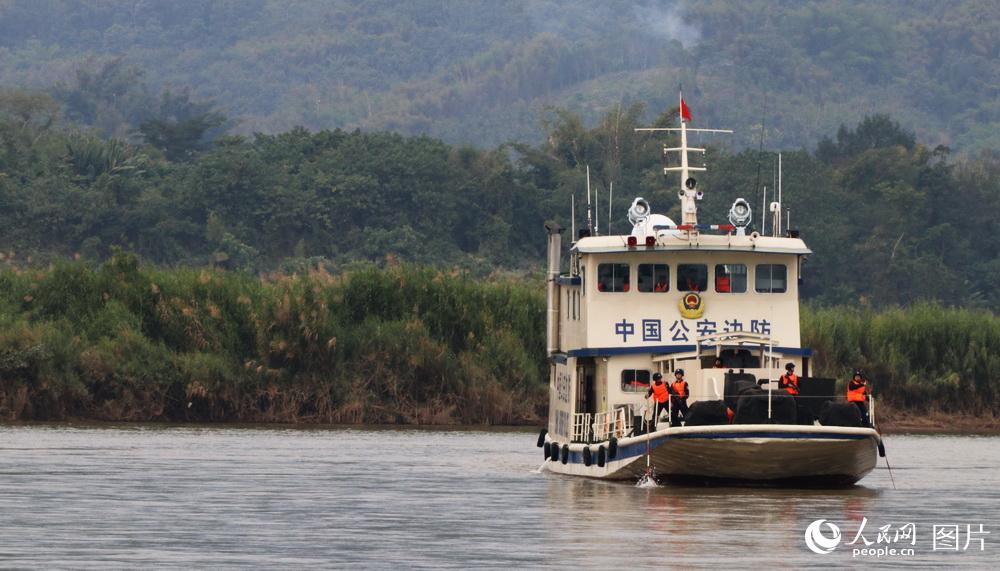 图5 湄公河是5级航道，暗滩较多，稍有不慎便会搁浅。对这种危险航道，联讯编队严谨应对，通过孟巴里奥浅滩时，每次都要两人持标杆在船头左右入水探测，同时战友持枪警戒。