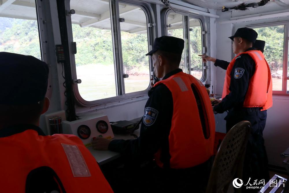 图6 驾驶舱内各号位密切配合，全神贯注，巡逻船艇在雨雾笼罩的浅滩、礁石、窄道间安全穿行。