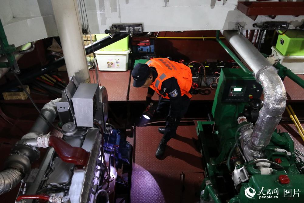 图7 作为巡逻船艇的心脏——机电舱震耳欲聋，机电警定时巡查，一丝不苟，确保设备完好，船艇强劲有力。