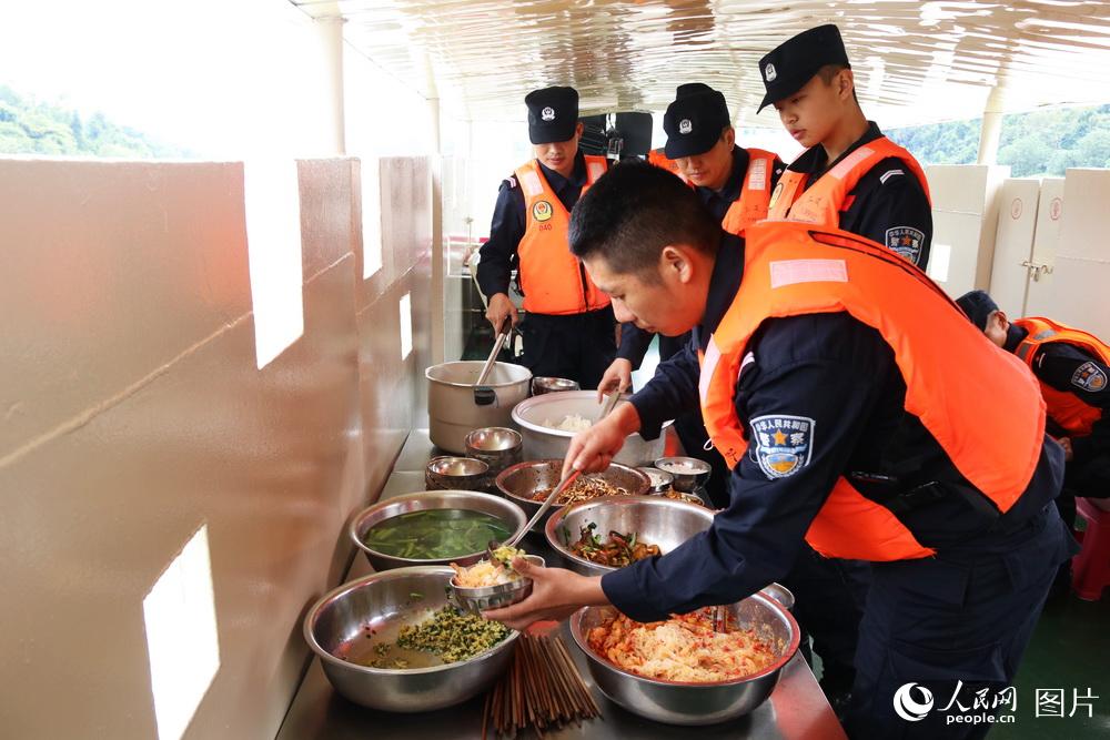 图8 巡逻船艇上是大家轮流下厨做饭，这也是大家展示厨艺的好机会，一日三餐，荤素稀干搭配。