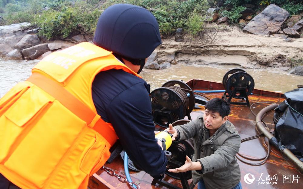 图13 巡逻途中，因螺旋桨叶损坏而在岸边?？康乃济┲惺⒒醮虮喽忧笾?，巡逻艇拿出自己的备件帮助中盛号解决困难。