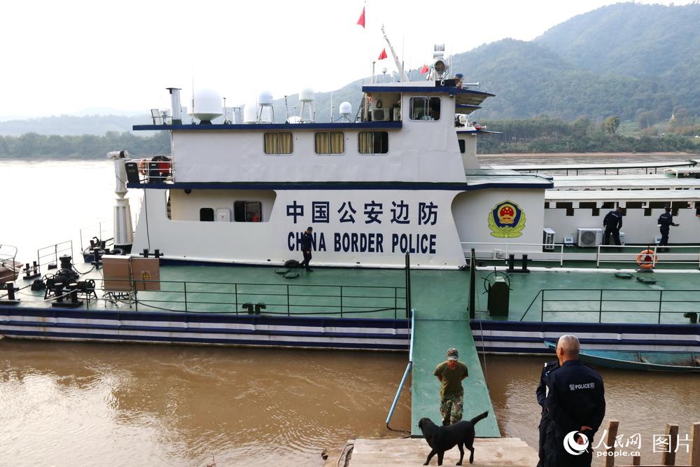 图16 联巡河道复杂危险，一般夜间不通航。在编队?？坷衔蚊夏哿绲闶?，一名老挝军人走下中国巡逻艇上岸。