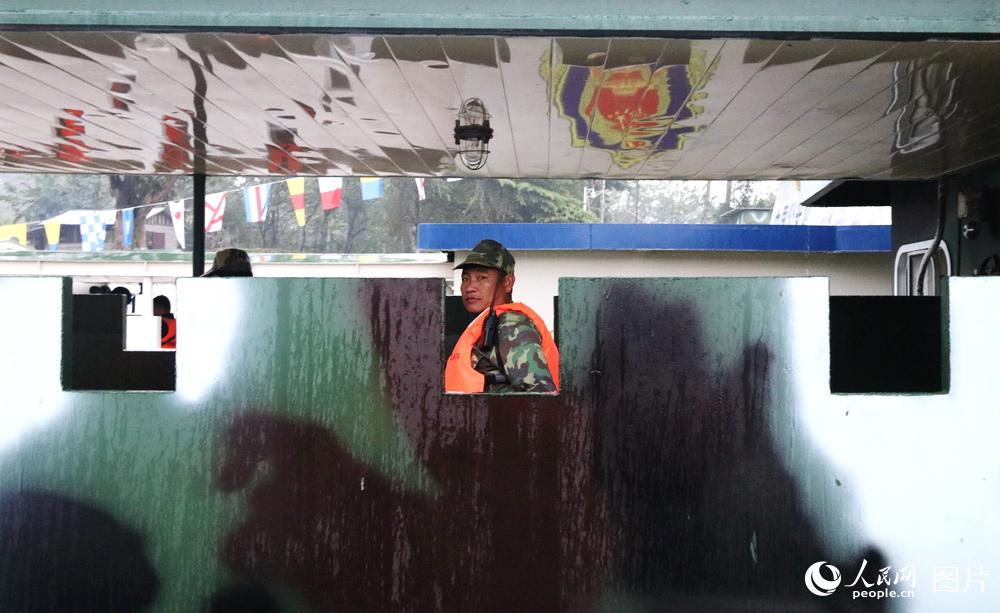 图17 老挝军人在?？柯胪返睦衔窝猜咄谥凳?。