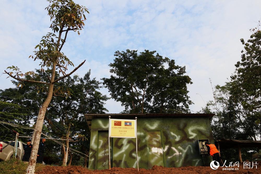 图18 联巡两年时，在老挝孟莫港，中老联巡军警共同中下中老友谊树。