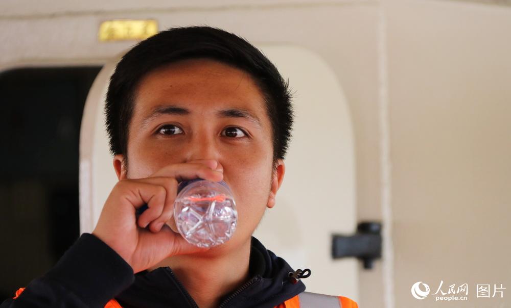 图20 联巡编队中登上中国巡逻艇的泰国第五警区湄公河打击跨境犯罪中心的帅哥警察本那龙。