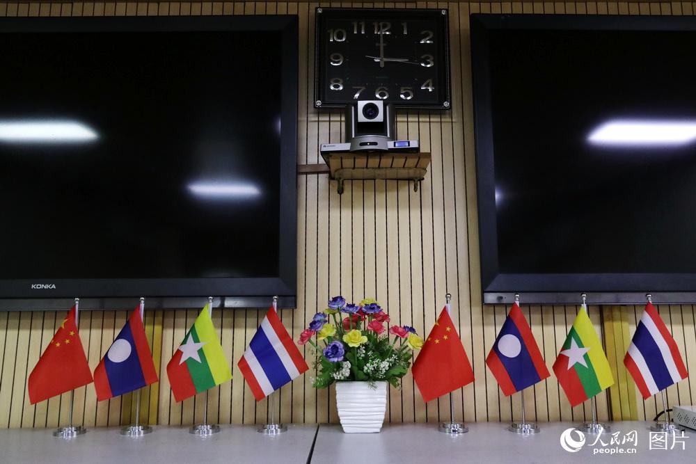 图26 联巡编队指挥所内中老缅泰国旗并立，见证着四国联巡“同舟共济守望相助，包容并蓄平等互利”的湄公河精神正在造富湄公河流域各国百姓。