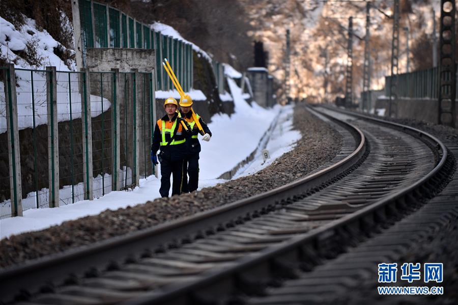 #（社会）（3）春运守护者——秦岭深处的“打冰人”