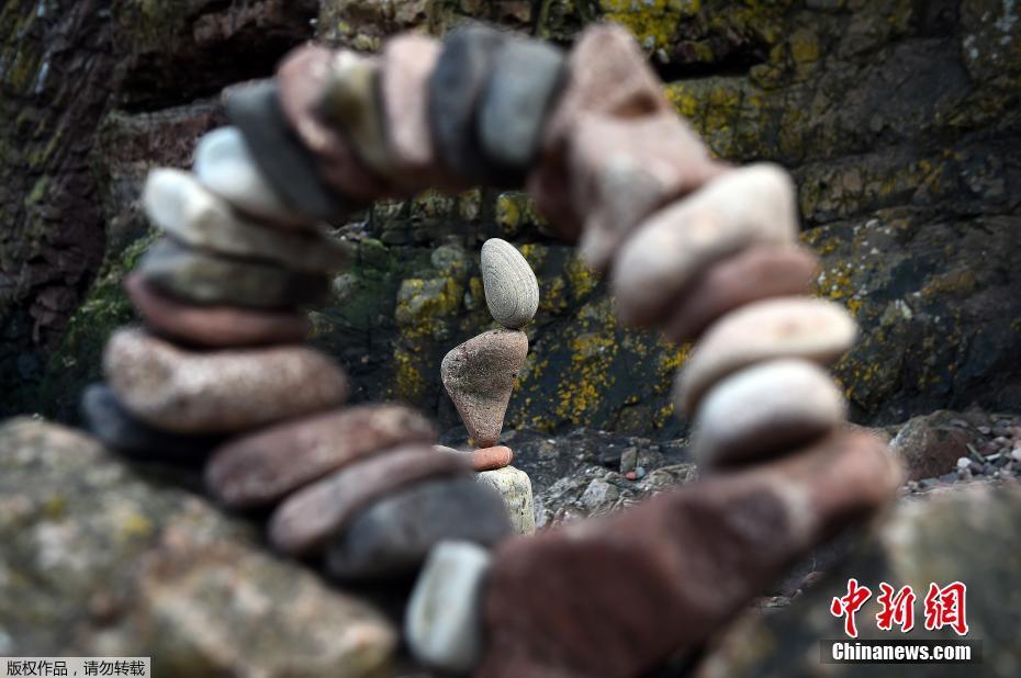 欧洲举办立石大赛 小小石头挑战地心引力 欧洲举办立石大赛 小小石头挑战地心引力