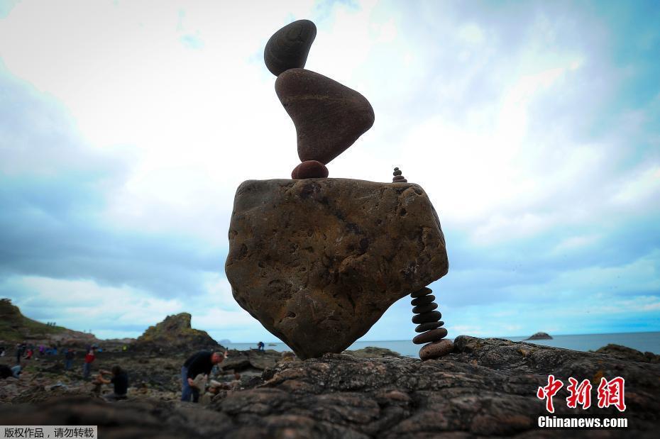 欧洲举办立石大赛 小小石头挑战地心引力 欧洲举办立石大赛 小小石头挑战地心引力